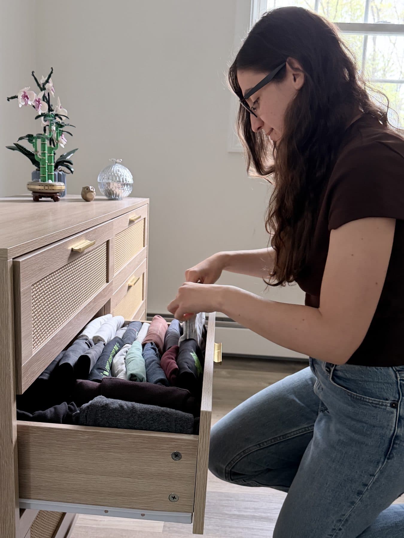 Annalisa organizing a drawer with fabric dividers during an IZEN session